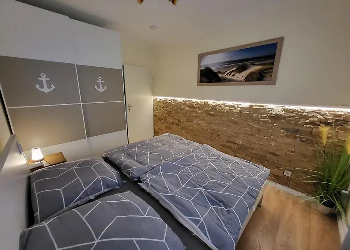 Duenengras Mit Terrasse Und Strandkorb